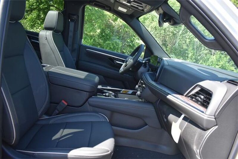 New 2025 Chevrolet Suburban PremierImage 16