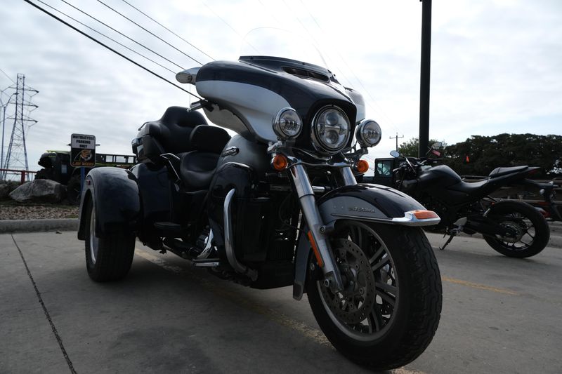 2019 HARLEY TRIKE TRI GLIDE ULTRA in a BLACK exterior color. Family PowerSports (877) 886-1997 familypowersports.com 