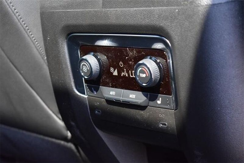 New 2025 Chevrolet Suburban PremierImage 18