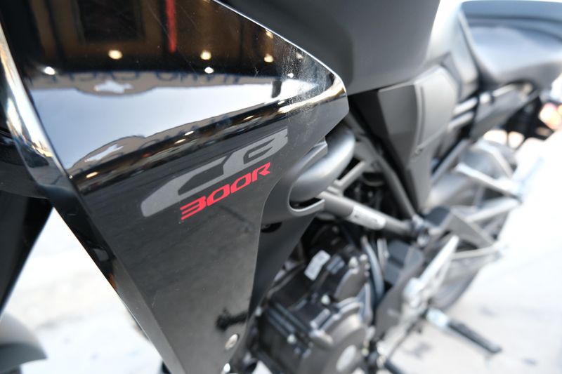 2025 Honda CB300R ABS MATTE BLACK METALLICImage 2