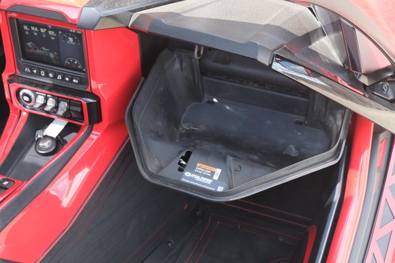 2020 Polaris SLINGSHOT R BLACK AND RED Image 14