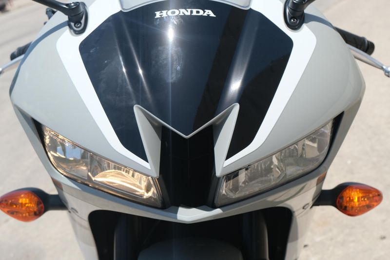 2025 Honda CBR600RR ABS DEEP PEARL GRAY Image 22