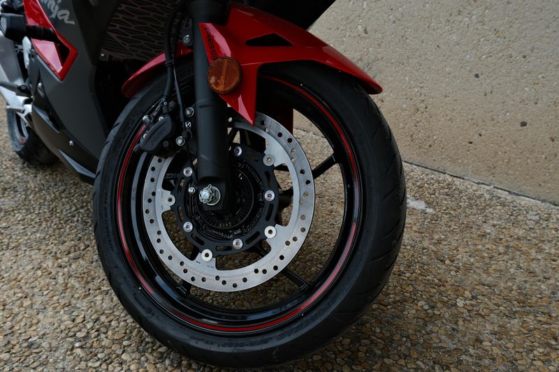 2025 Kawasaki NINJA 500 SE ABS PASSION RED AND METALLIC FLAT SPARK BLACK AND METALLIC MATTE DARK GRAY Image 8