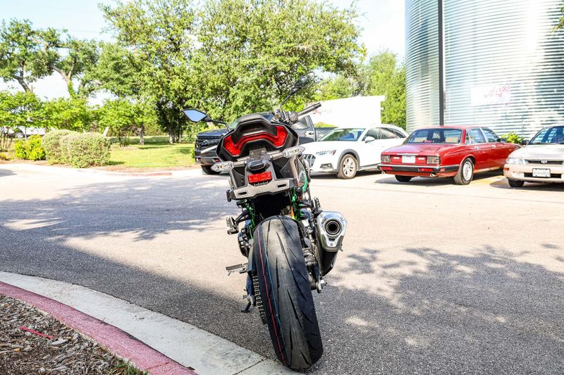 2025 Kawasaki Z900 SE ABS  METALLIC MATTE GRAPHITE GRAY AND EBONY AND METALLIC GRAPHITE GRAY Image 12