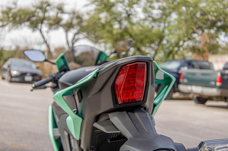 NEW 2026 YAMAHA YZFR3 ABS Image 19