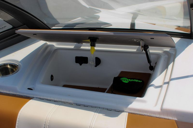2024 MALIBU 21 LX  in a WHITE exterior color. Family PowerSports (877) 886-1997 familypowersports.com 