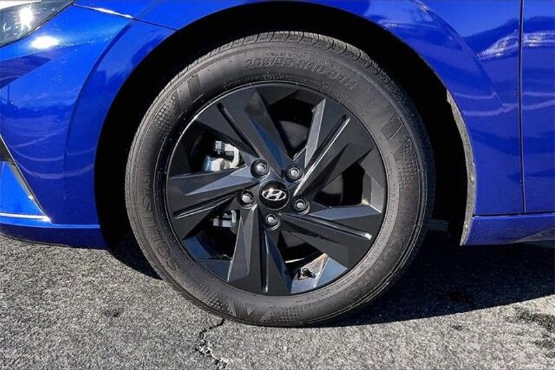 Used 2023 Hyundai Elantra SELImage 8