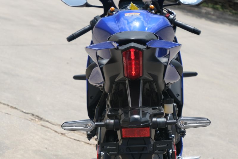 New 2025 Yamaha YZFR7 TEAM BLUE Image 7