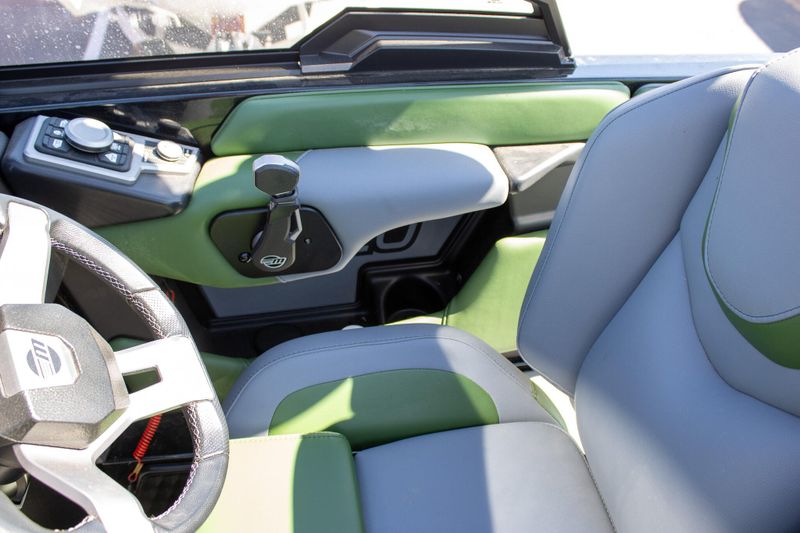 2023 MALIBU M220Image 37