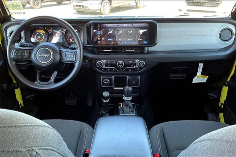 2024 Jeep Gladiator Sport photo 13