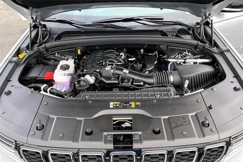 New 2025 Jeep Grand Cherokee L Limited 4x4Image 9