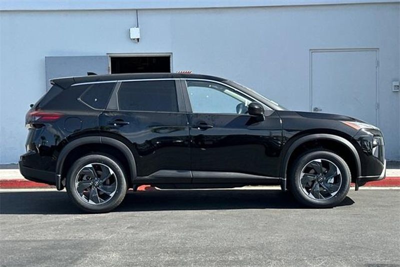 New 2025 Nissan Rogue SVImage 2