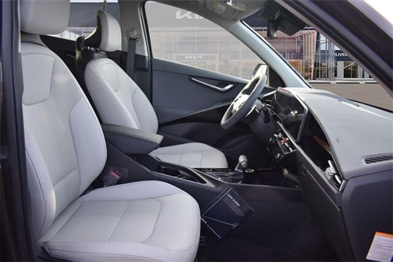 New 2025 Kia Niro EX TouringImage 12