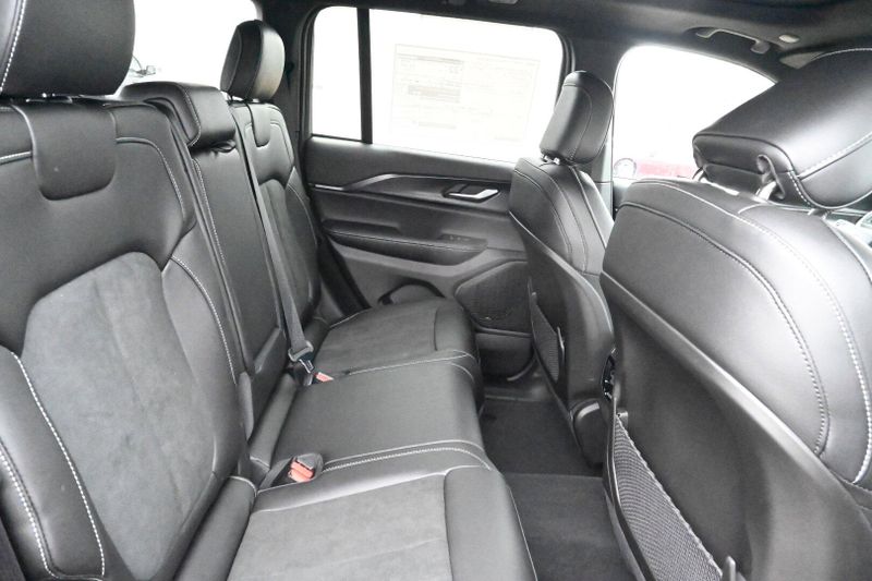 2025 Jeep Grand Cherokee Altitude XImage 13