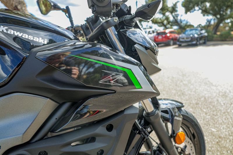 2025 Kawasaki Z500 ABS METALLIC SPARK BLACK AND METALLIC MATTE GRAPHENESTEEL GRAY Image 7
