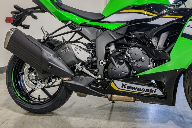 2025 Kawasaki NINJA ZX6R KRT EDITION LIME GREEN AND EBONY AND PEARL BLIZZARD WHITEImage 5