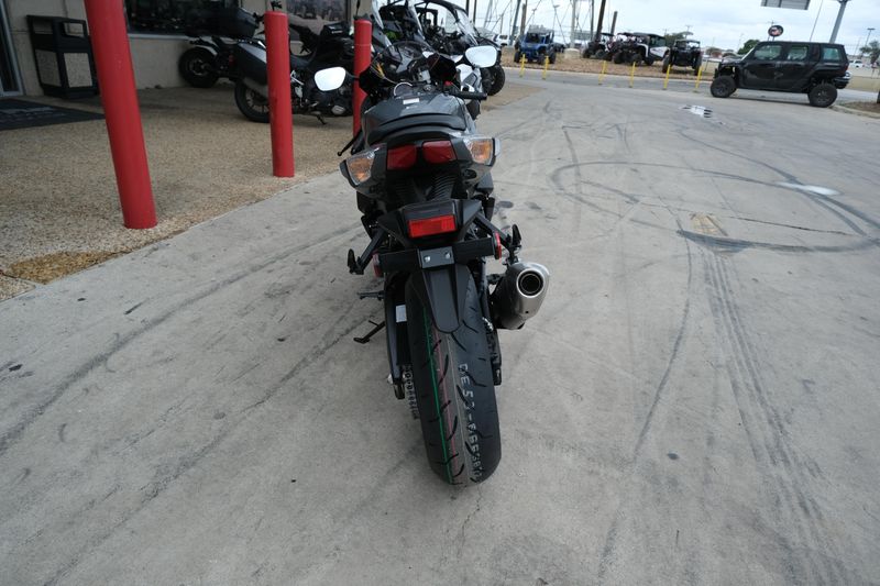 2025 SUZUKI GSXR750 in a BLACK exterior color. Family PowerSports (877) 886-1997 familypowersports.com 