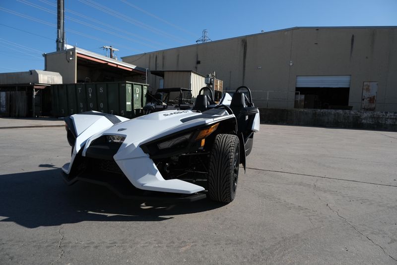 2024 Polaris SLINGSHOT S AUTODRIVE MOONLIGHT WHITEImage 8