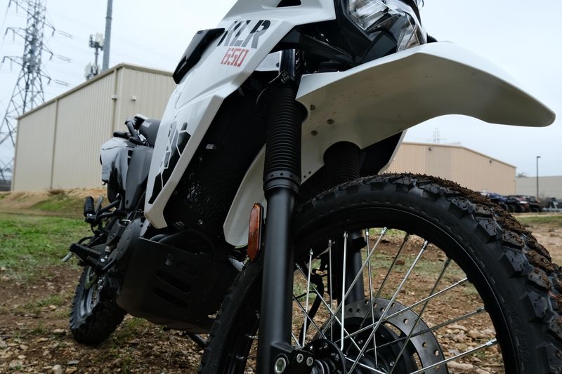 2025 Kawasaki KLR 650 PEARL CRYSTAL WHITE AND METALLIC CARBON GRAYImage 15