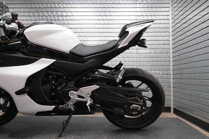2024 CFMOTO 450SS NEBULA WHITEImage 15