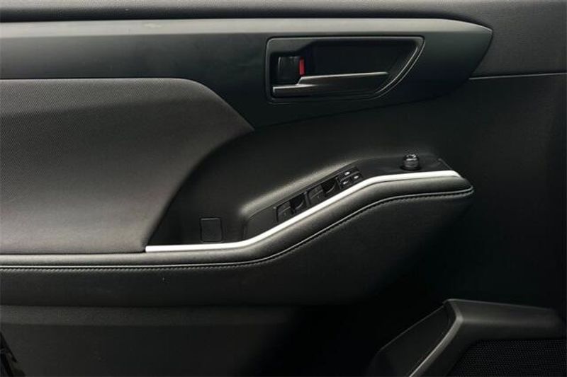 Used 2024 Toyota Highlander LEImage 9