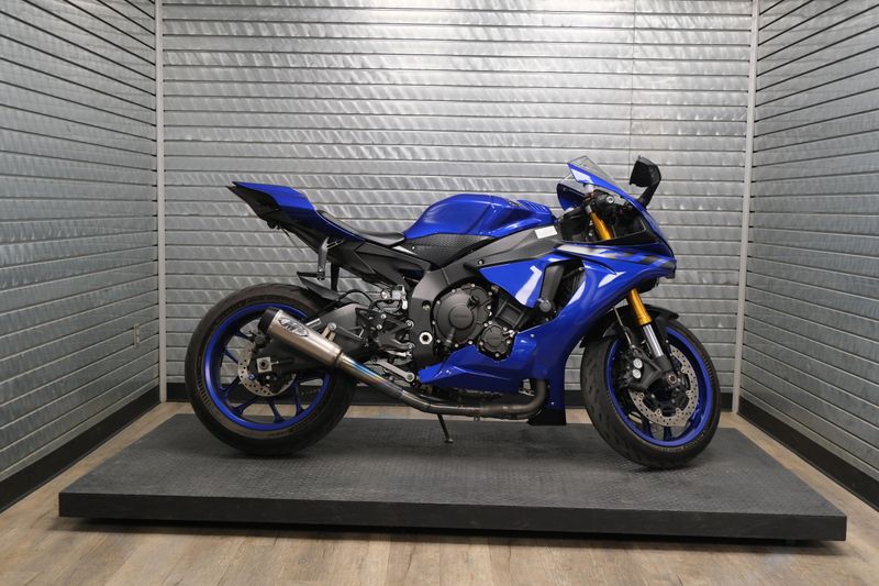 USED 2018 YAMAHA YZF-R1 Image 2