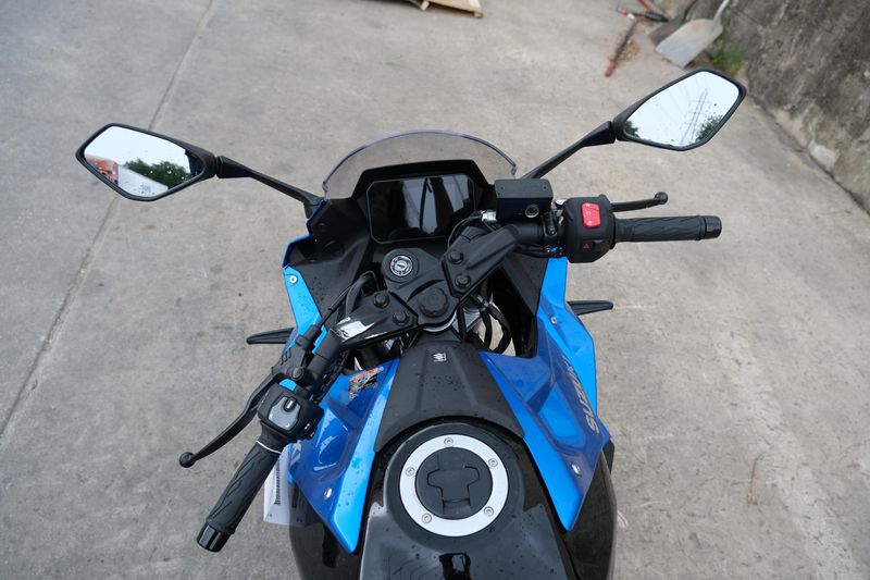 2025 Suzuki GSX8R BLUEImage 9