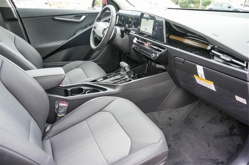 New 2025 Kia Niro EX TouringImage 10