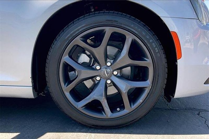 2023 Chrysler 300 TouringImage 8