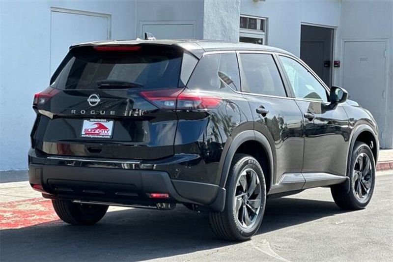 New 2025 Nissan Rogue SVImage 3
