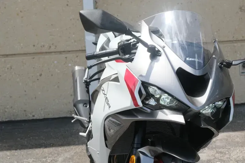 New 2025 Kawasaki Ninja  ZX6R Pearl Robotic WhiteMetallic Graphite Gray Image 10