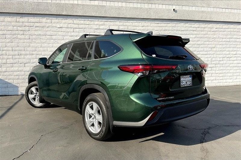 2023 Toyota Highlander LEImage 5