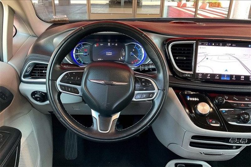 2022 Chrysler Pacifica Hybrid Touring LImage 4