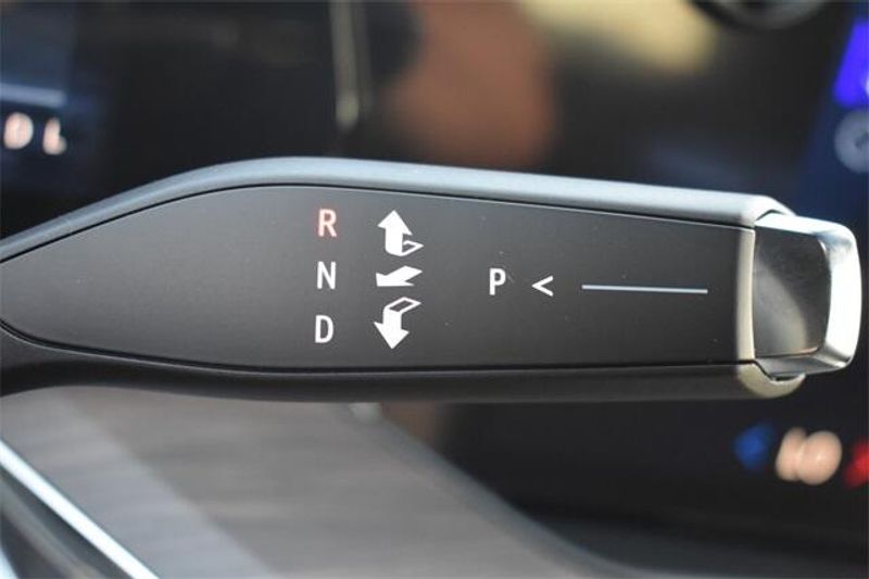 New 2025 Chevrolet Suburban PremierImage 35