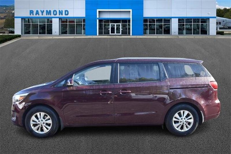 2016 Kia Sedona LXImage 6