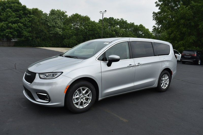 2023 Chrysler Pacifica Touring LImage 1