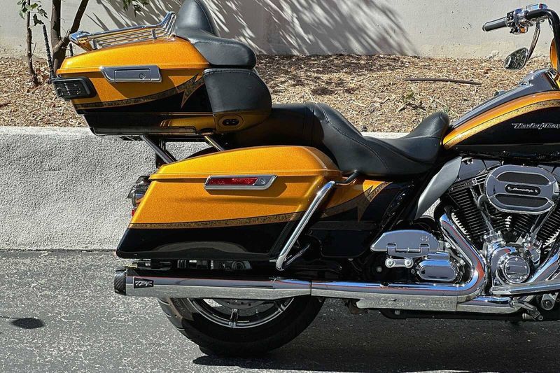 2015 Harley-Davidson Electra Glide in a BLACK/YELLOW exterior color. BMW Motorcycles of Temecula – Southern California 951-395-0675 bmwmotorcyclesoftemecula.com 