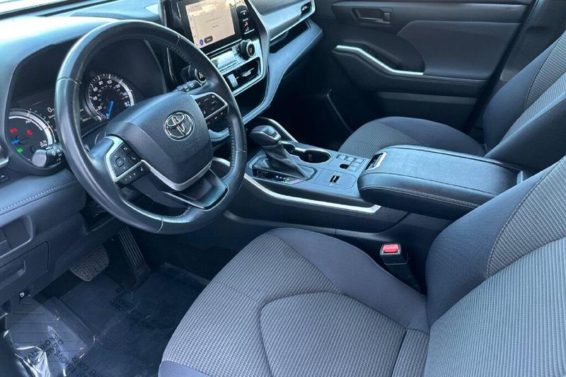 Used 2023 Toyota Highlander Hybrid LEImage 9