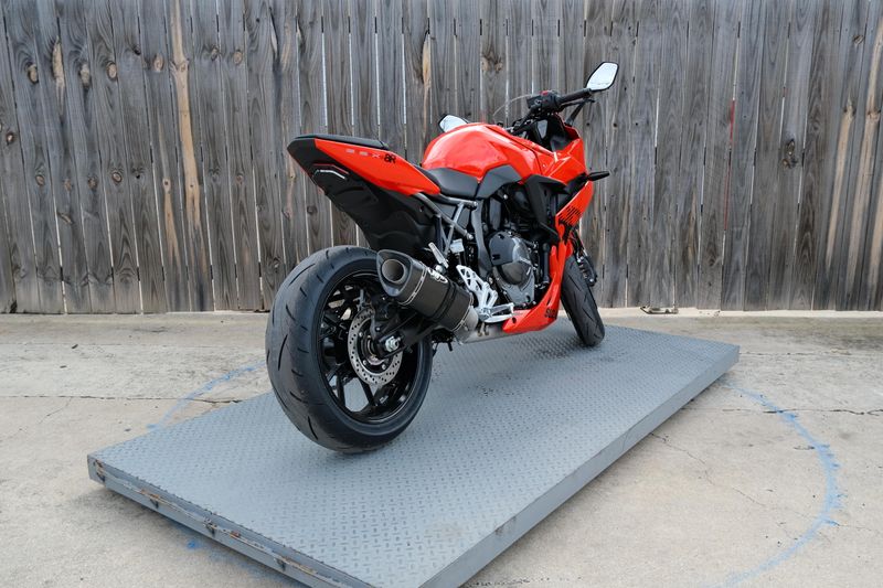 NEW 2026 SUZUKI GSX8R Image 3