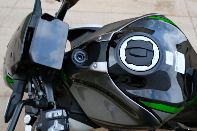 NEW 2025 KAWASAKI Z900 SE ABS Image 18