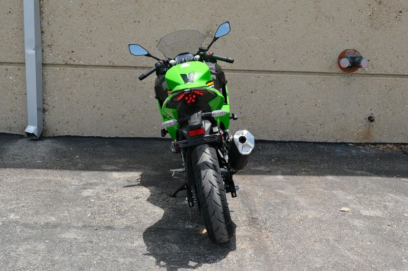 2025 Kawasaki NINJA 500 KRT EDITION SE ABS LIME GREEN AND EBONY AND PEARL BLIZZARD WHITE Image 5