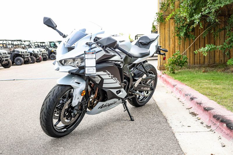 2025 Kawasaki NINJA ZX4RR ABS  METALLIC MATTE WHITISH SILVER AND METALLIC FLAT SPARK BLACK Image 25