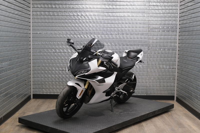2024 CFMOTO 450SS NEBULA WHITEImage 7