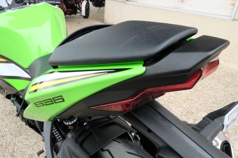 2025 Kawasaki NINJA ZX6R KRT EDITION ABS LIME GREEN AND EBONY AND PEARL BLIZZARD WHITEImage 11