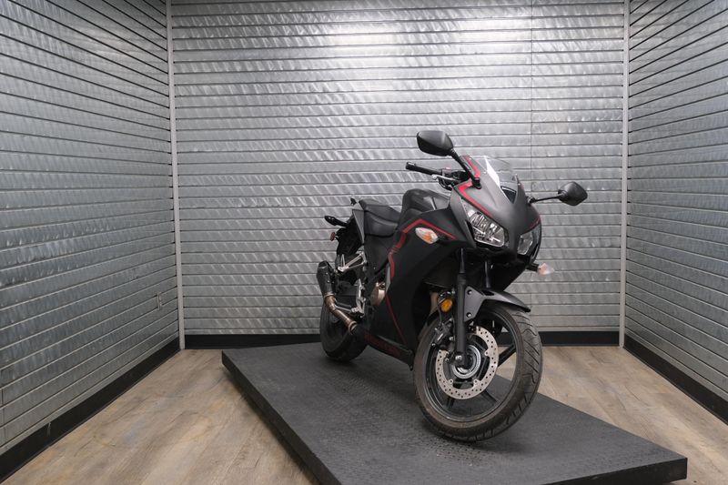 USED 2022 HONDA CBR300RA ABS Image 1