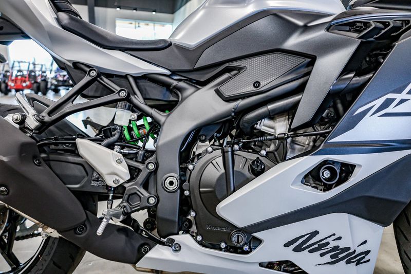 2025 Kawasaki NINJA ZX4RR ABS METALLIC MATTE WHITISH SILVER AND METALLIC FLAT SPARK BLACK Image 12