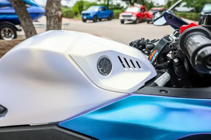 2025 Yamaha YZFR3 ABS LUNAR WHITE AND NEBULA BLUE Image 25