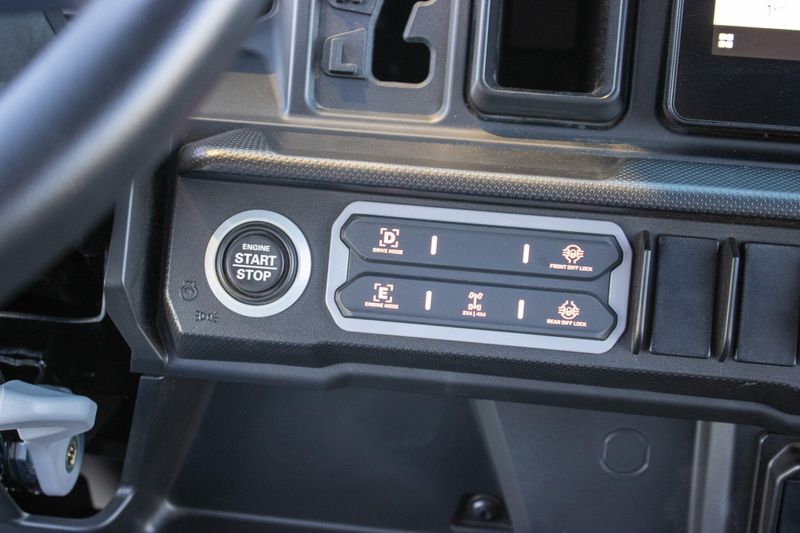 NEW 2026 CAN-AM DEFENDER MAX XT HD11 WITH 1025 INCH TOUCHSCREEN Image 39