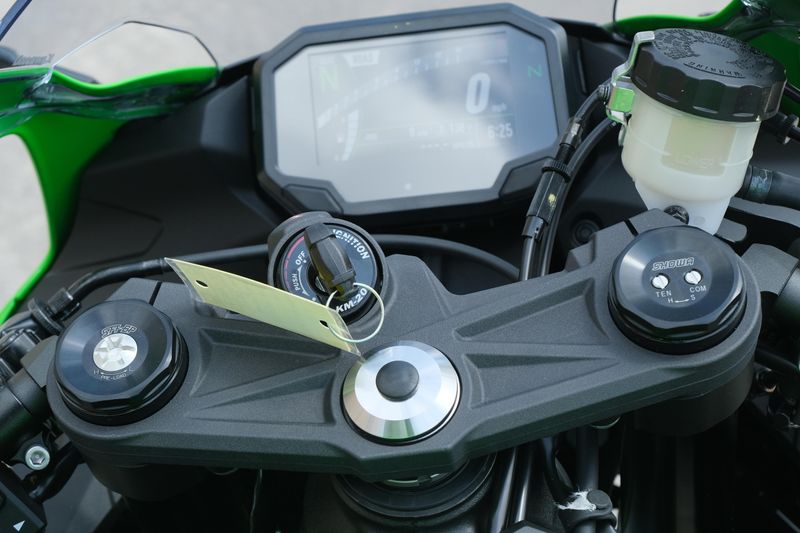 2025 Kawasaki NINJA ZX6R KRT EDITION LIME GREEN AND EBONY AND PEARL BLIZZARD WHITE Image 17