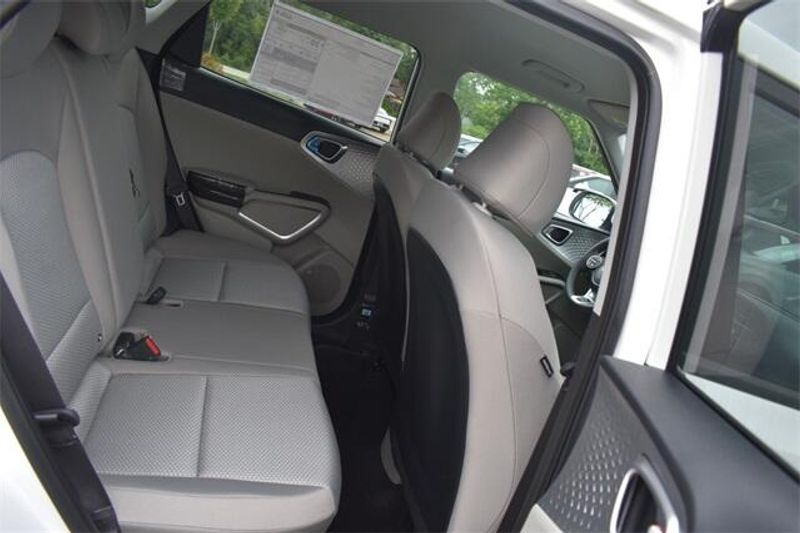New 2025 Kia Soul LXImage 13